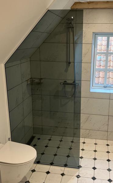 Till&aelig;gspris pr. glas i gr&aring;