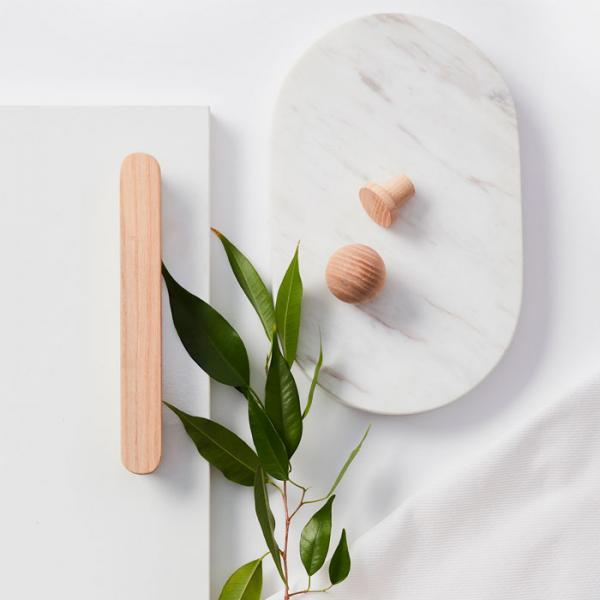 Beslagsboden B407 m&oslash;belknop i tr&aelig; - Lys ask